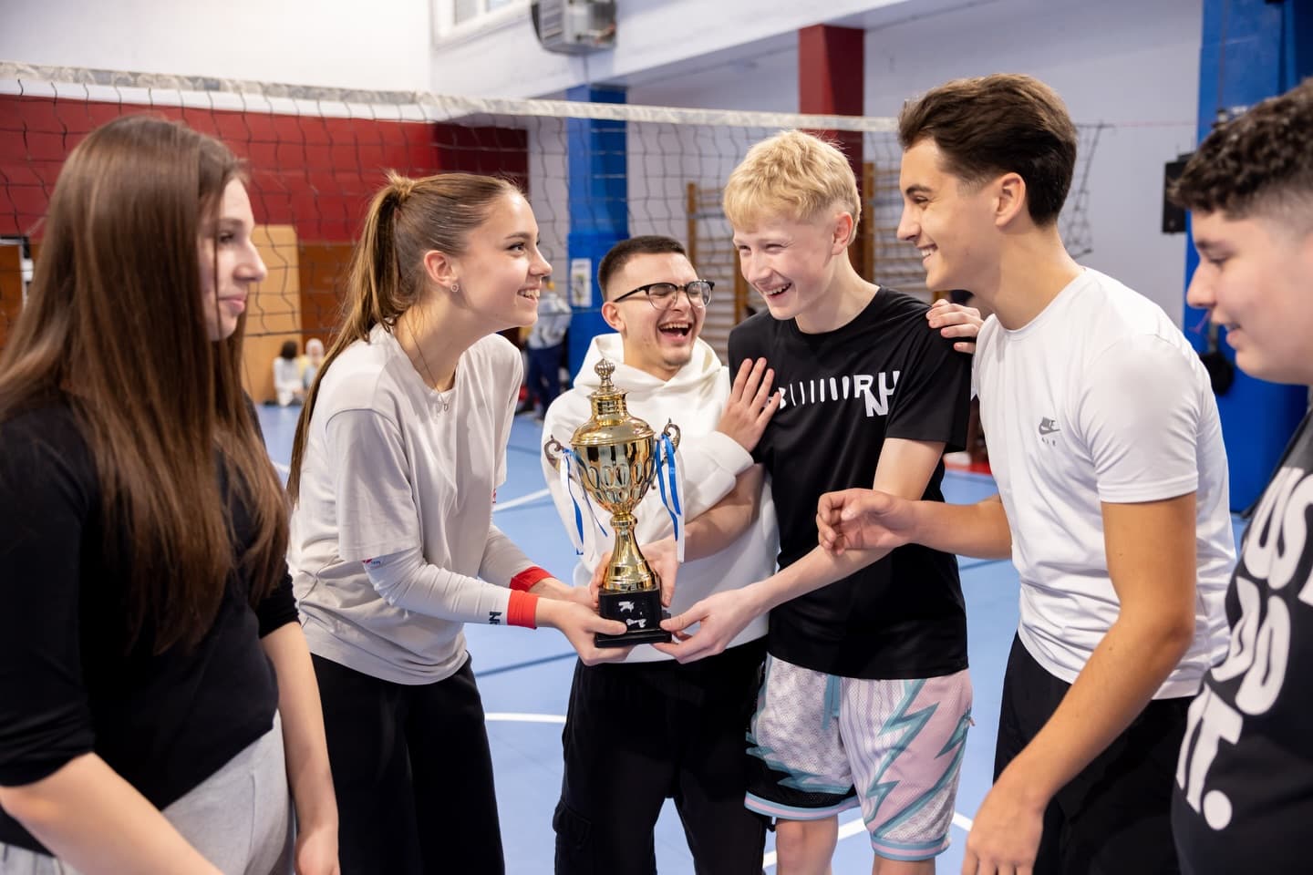 Sportski duh u centru: Učenici nadigrali nastavnike!